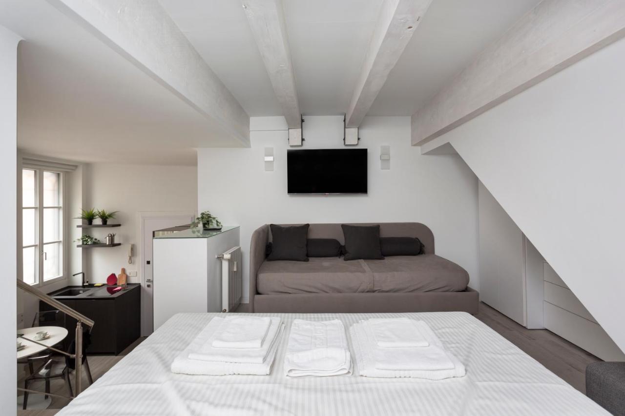 Nest For 2 In Fashion District Via S Cecilia *