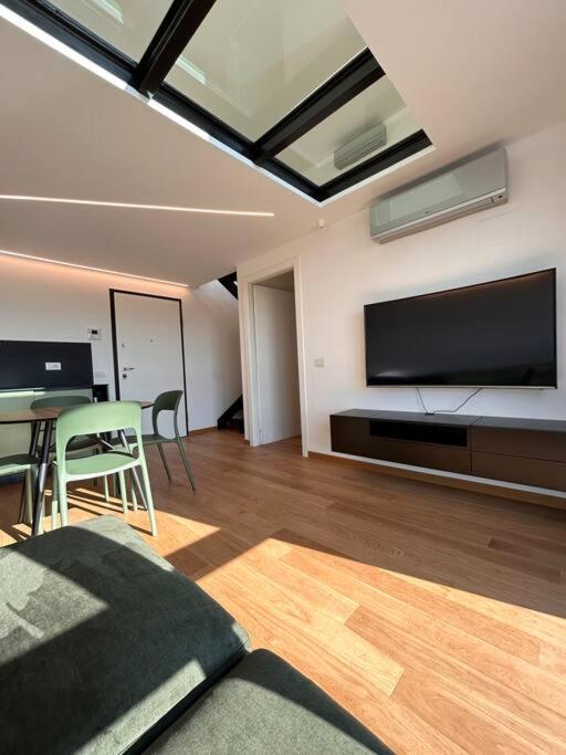 Elegante Loft A Apartment Milan