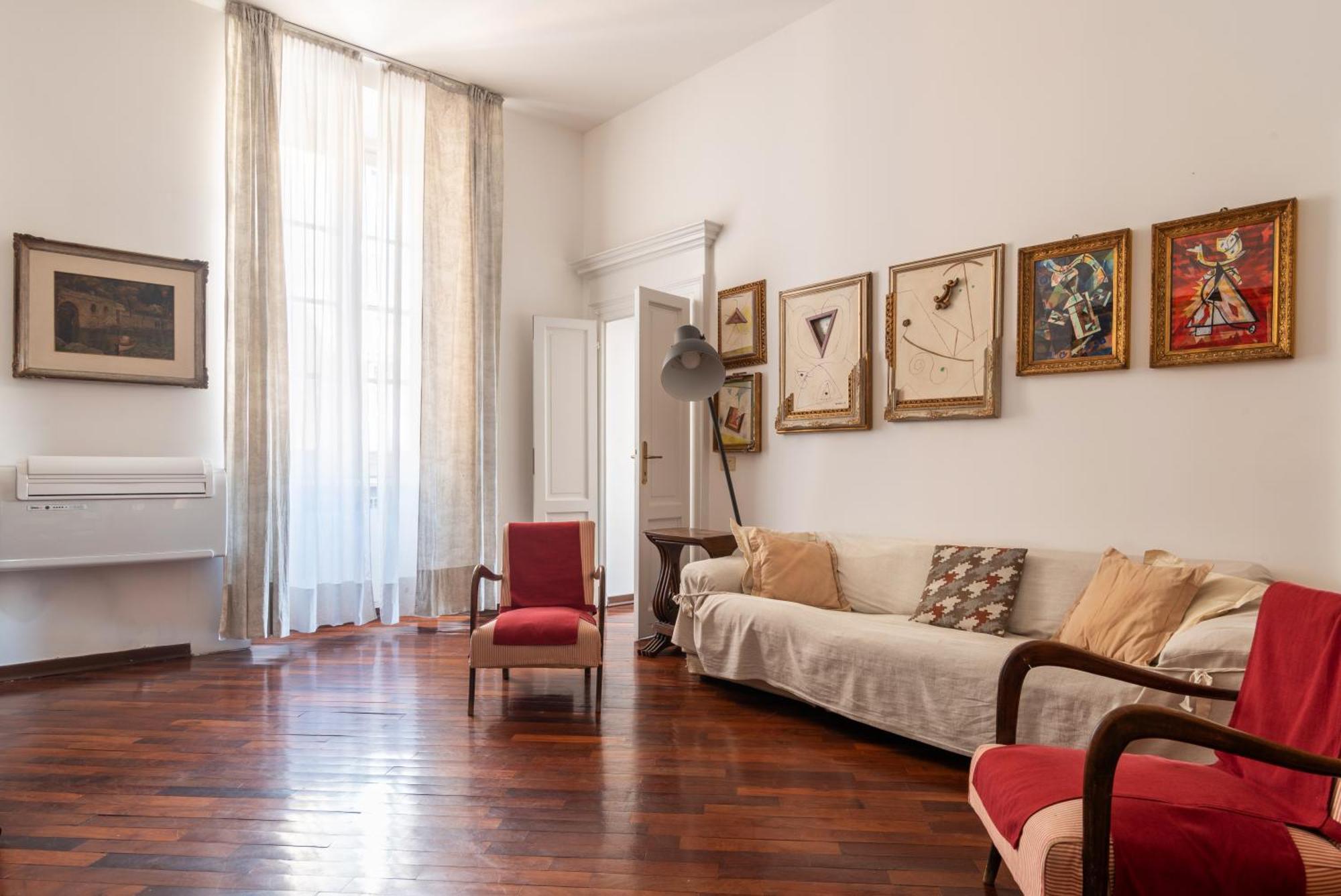 Spacious And Bright Three-room Just Few Steps From The Duomo Milão