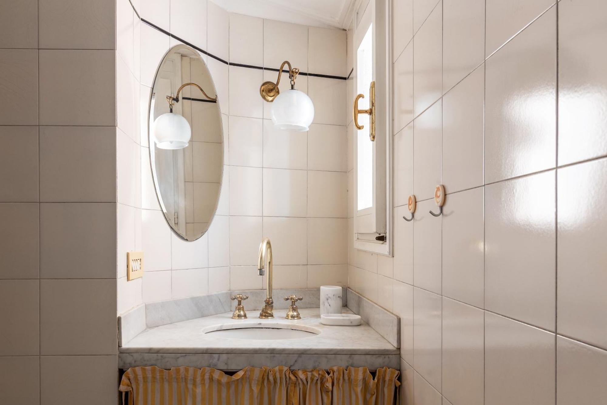 Spacious And Bright Three-room Just Few Steps From The Duomo Apartamento