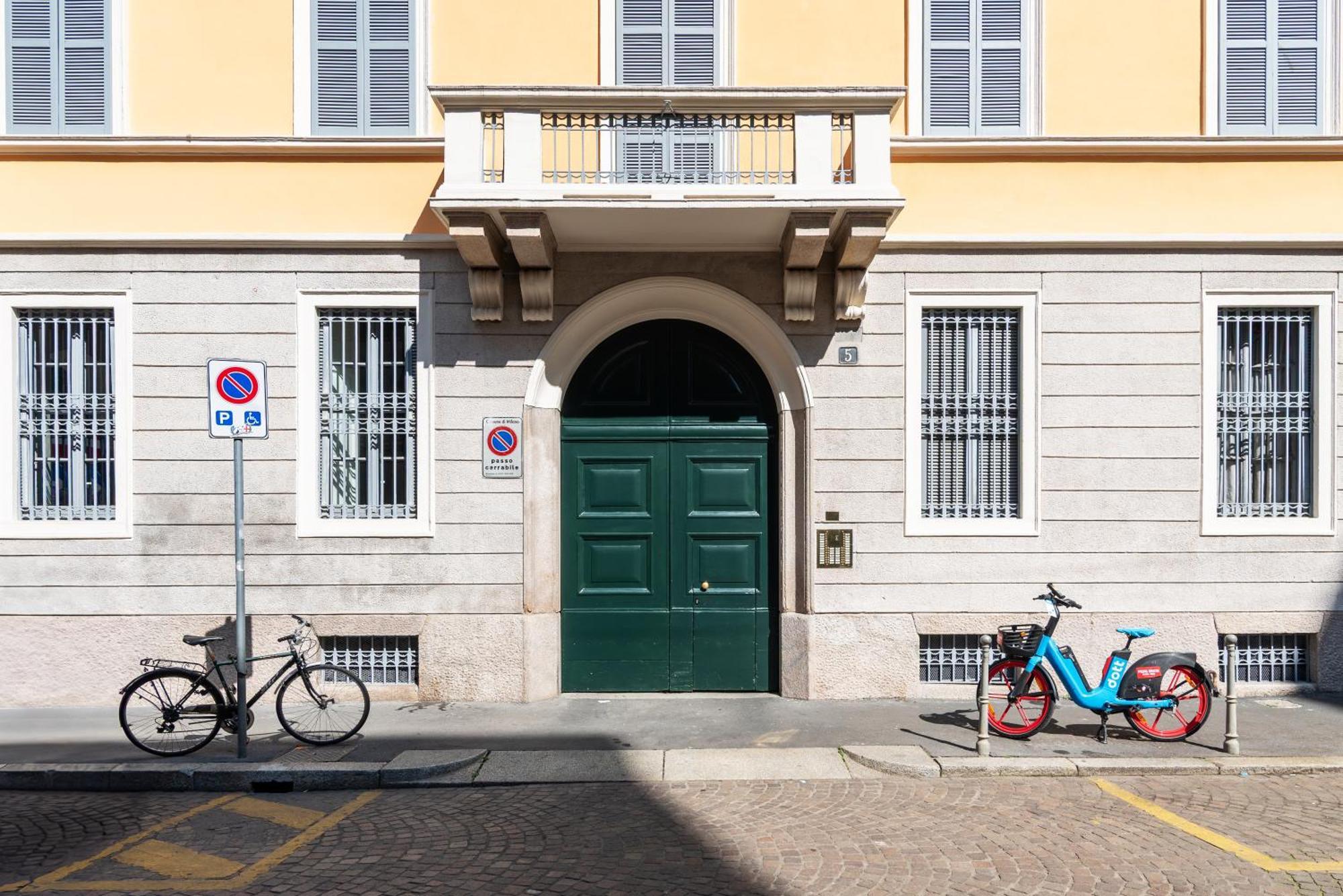Spacious And Bright Three-room Just Few Steps From The Duomo Apartamento *