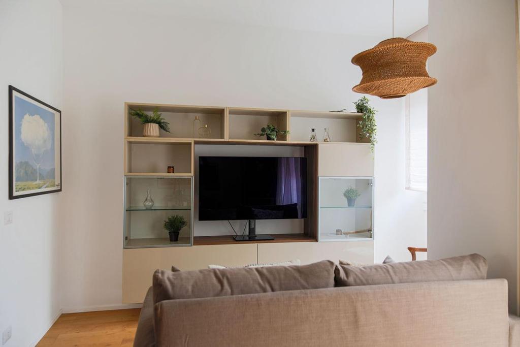 The Rent - Comfortable One-bedroom Near Porta Romana Apartment *