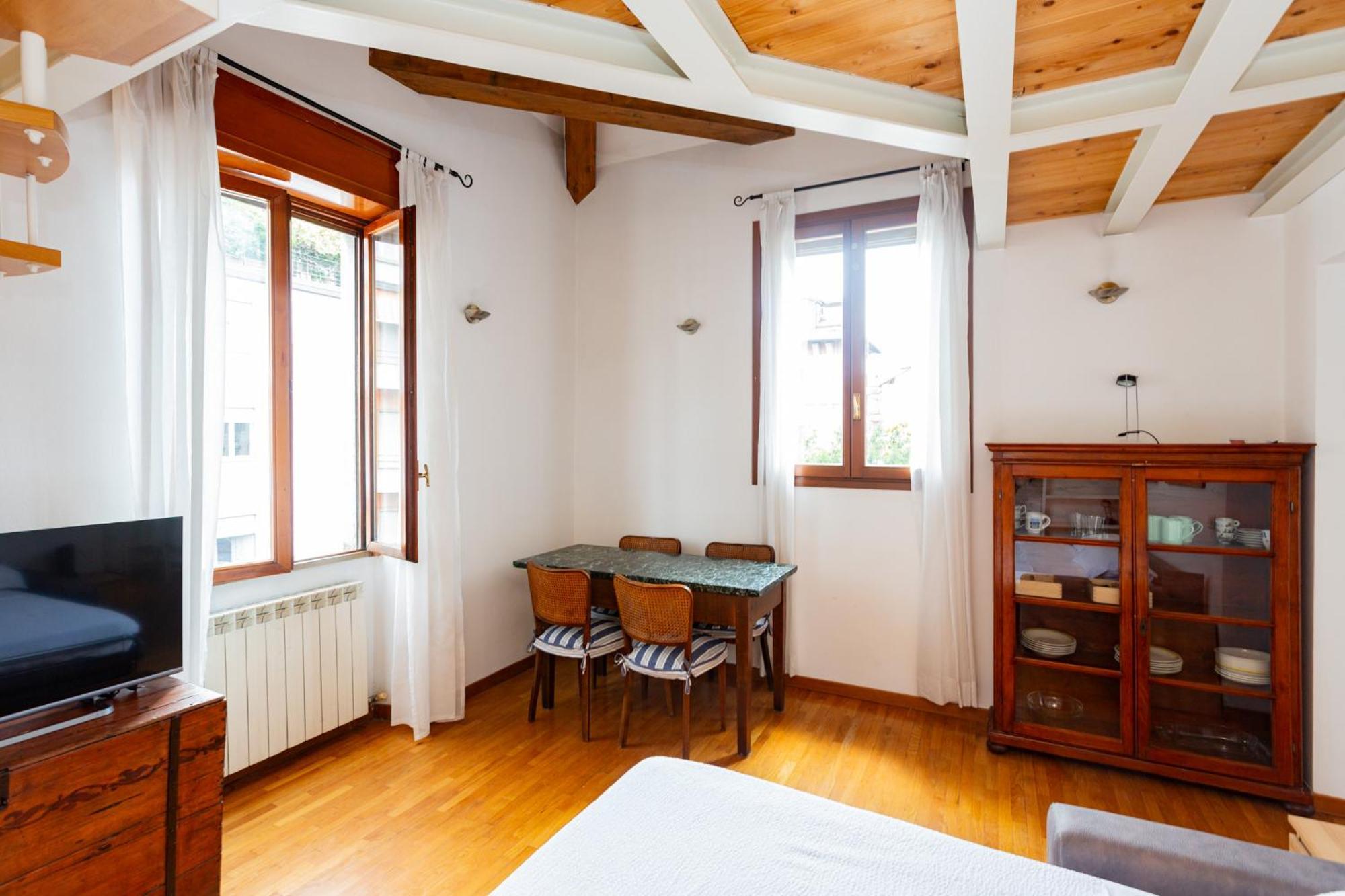 Ingegnoli1 Bright Floor Apartment