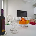 Chic 1Bdr With Shared Terrace Steps From Duomo By Rentopolis