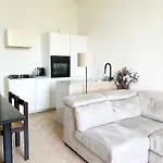 Beautiful Design Flat With Park View, Next To Metro