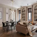 Modern Hugo Stay