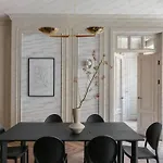 Modern Hugo Stay