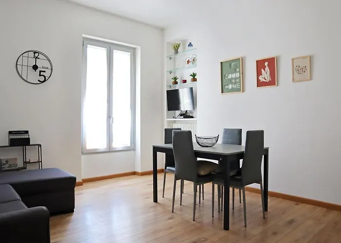 Isola District Bright House