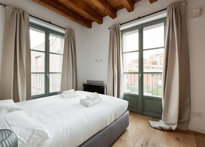 Guesthost - Modern Apartment In Milan With Balcony