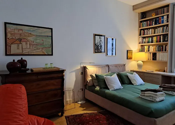 Casa Mari - Free Secure Parking, Breakfast, Private Bathroom, Wifi, Garden, Aircon, 3 Min Walk To Metro And Train Station