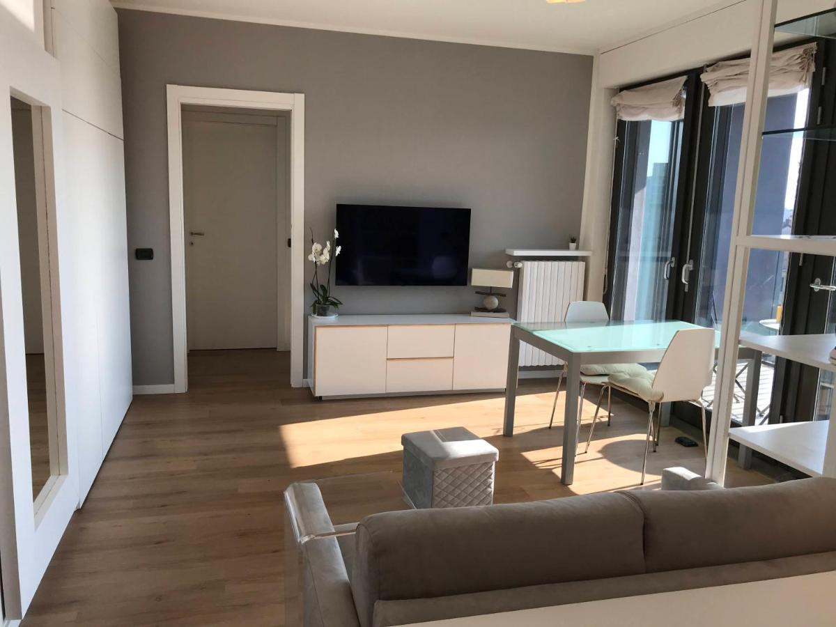 Fiera Milanocity View With Terrace Next To Shopping Mall Apartment Mailand