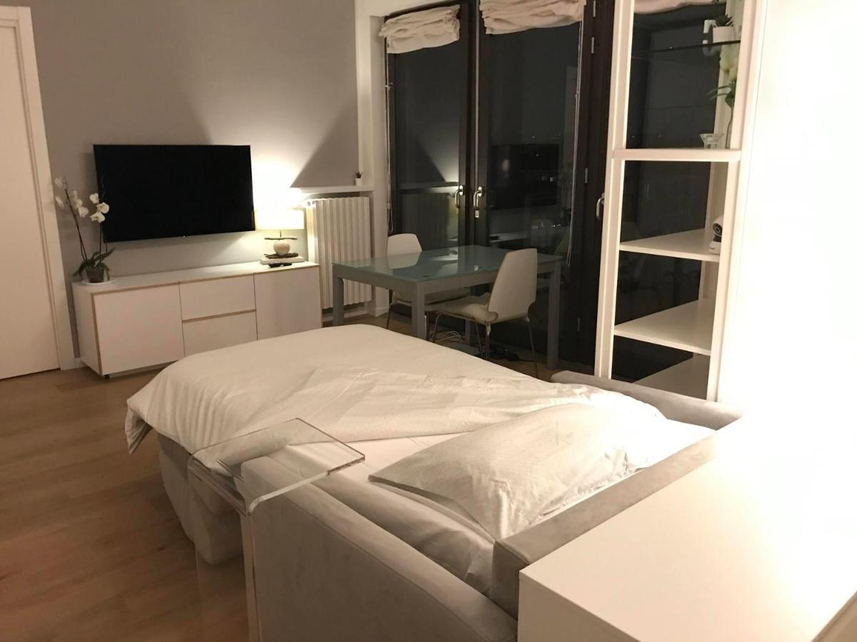 Fiera Milanocity View With Terrace Next To Shopping Mall Apartment Mailand