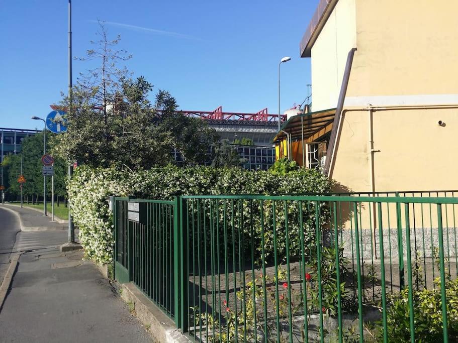 Vicino Allo Stadio Di San Siro E Alla Fiera Apartment *