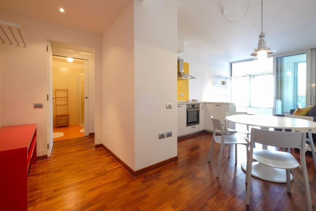 Cozy With Spacious Veranda Apartment *