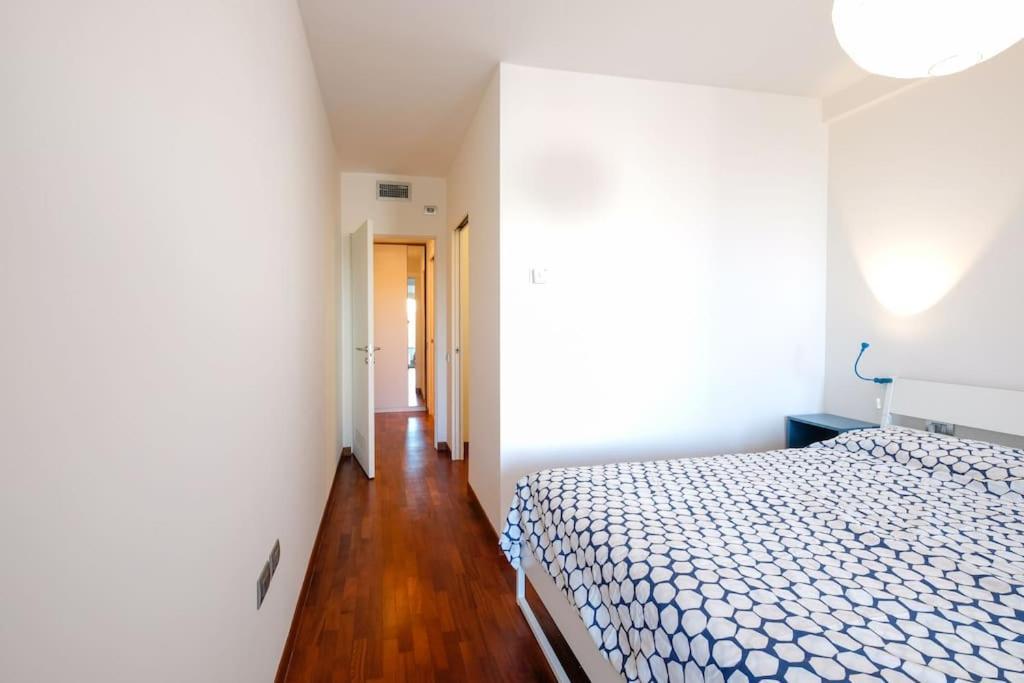 Cozy With Spacious Veranda Apartment Mailand