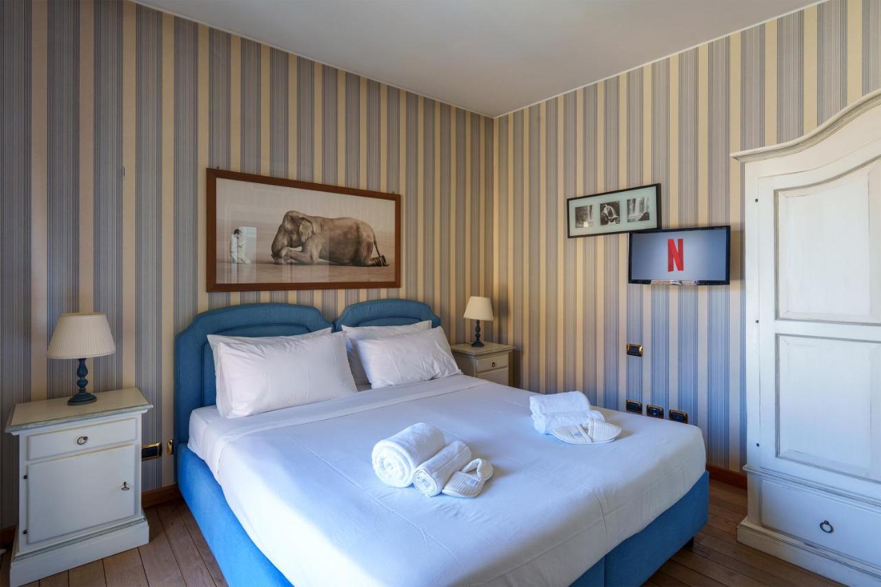 Montenapoleone-duomo Attico Di Lusso E Parcheggio Privato Apartamento Milão