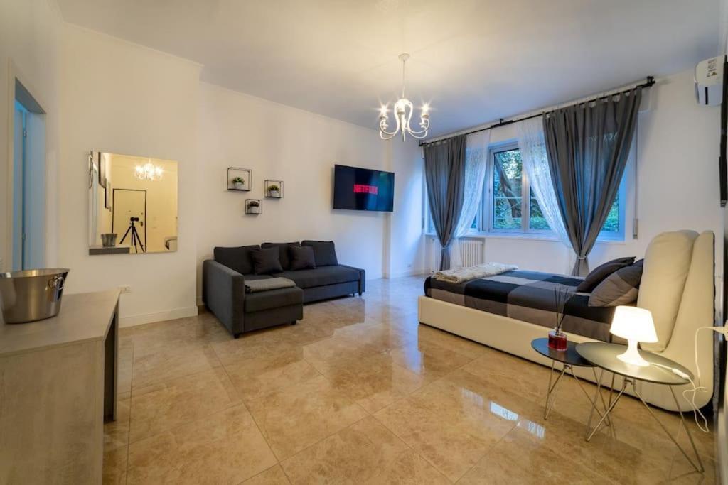 San Babila - Luxury Milanese Apartamento *