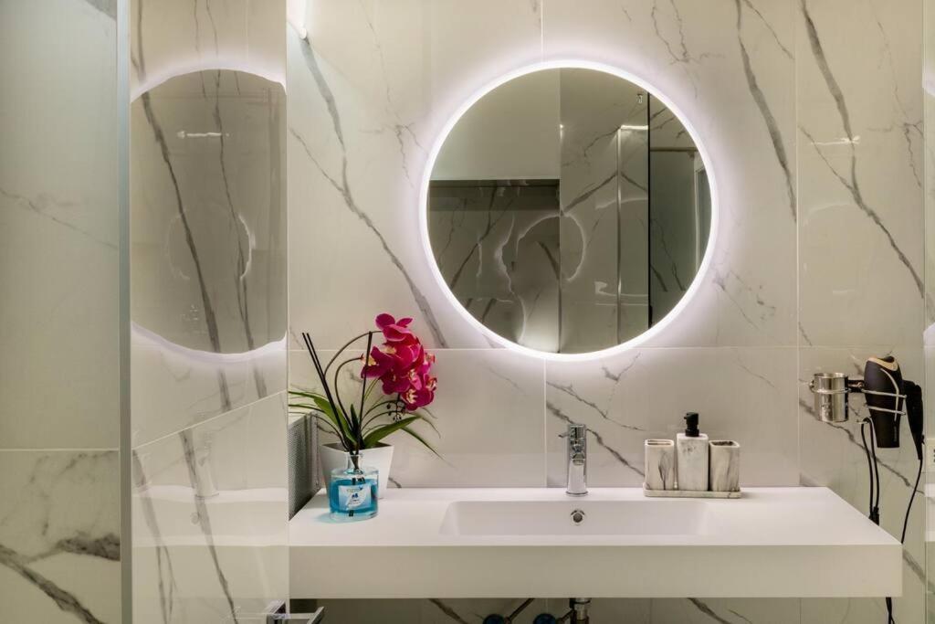 San Babila - Luxury Milanese Apartamento Milão