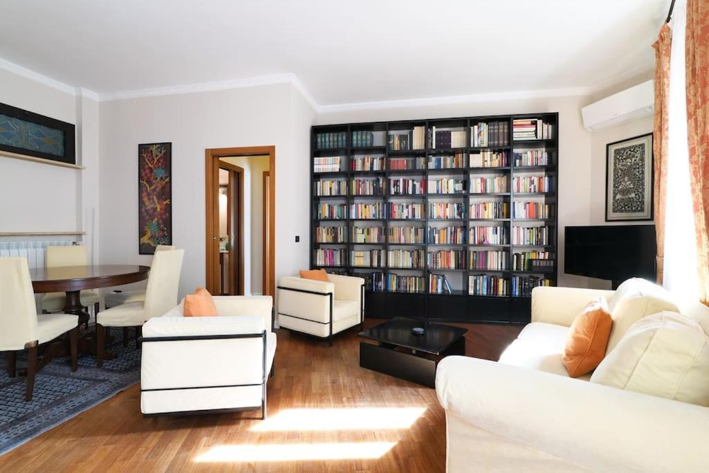 Large And Elegant In Missori Duomo Apartment Mailand