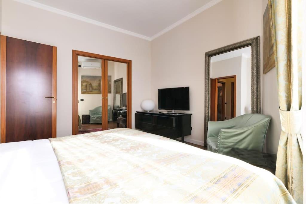 Large And Elegant In Missori Duomo Apartment