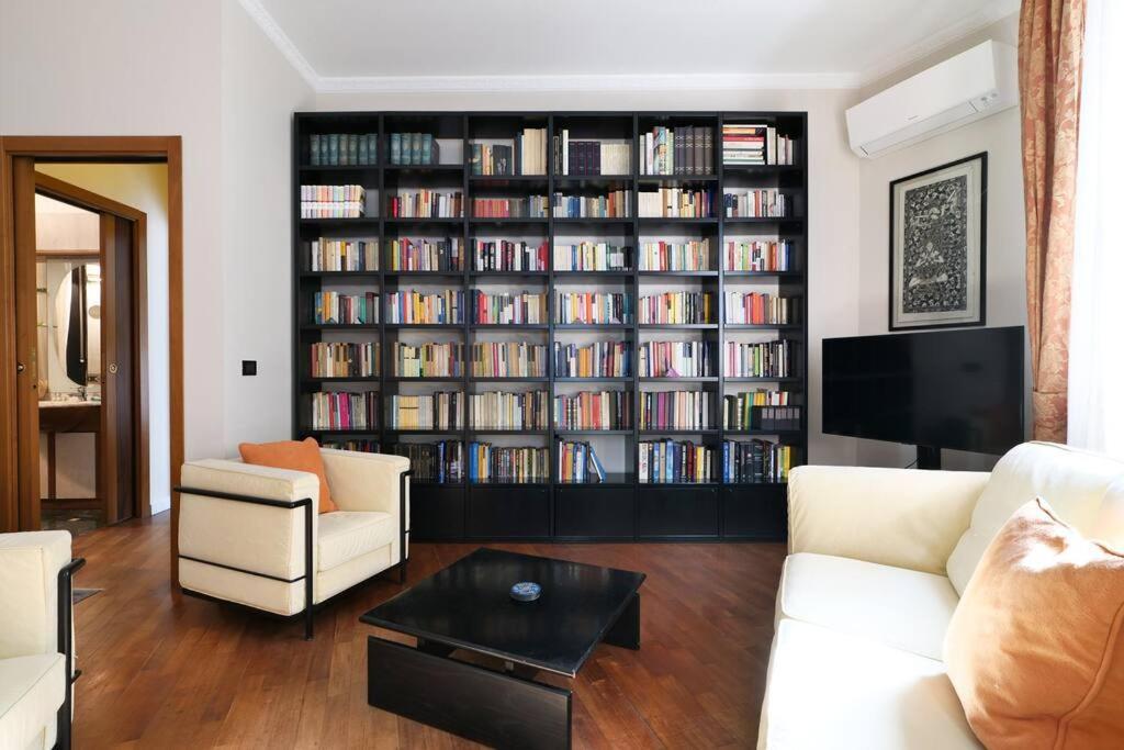 Large And Elegant In Missori Duomo Apartment Mailand
