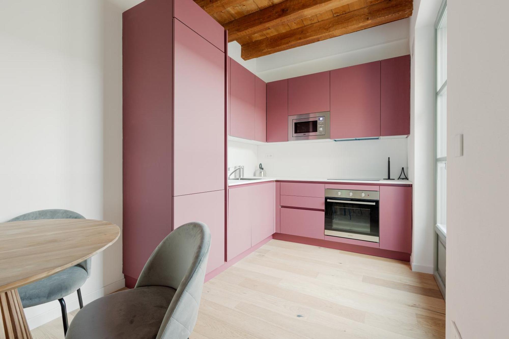 Guesthost - Modern In With Balcony