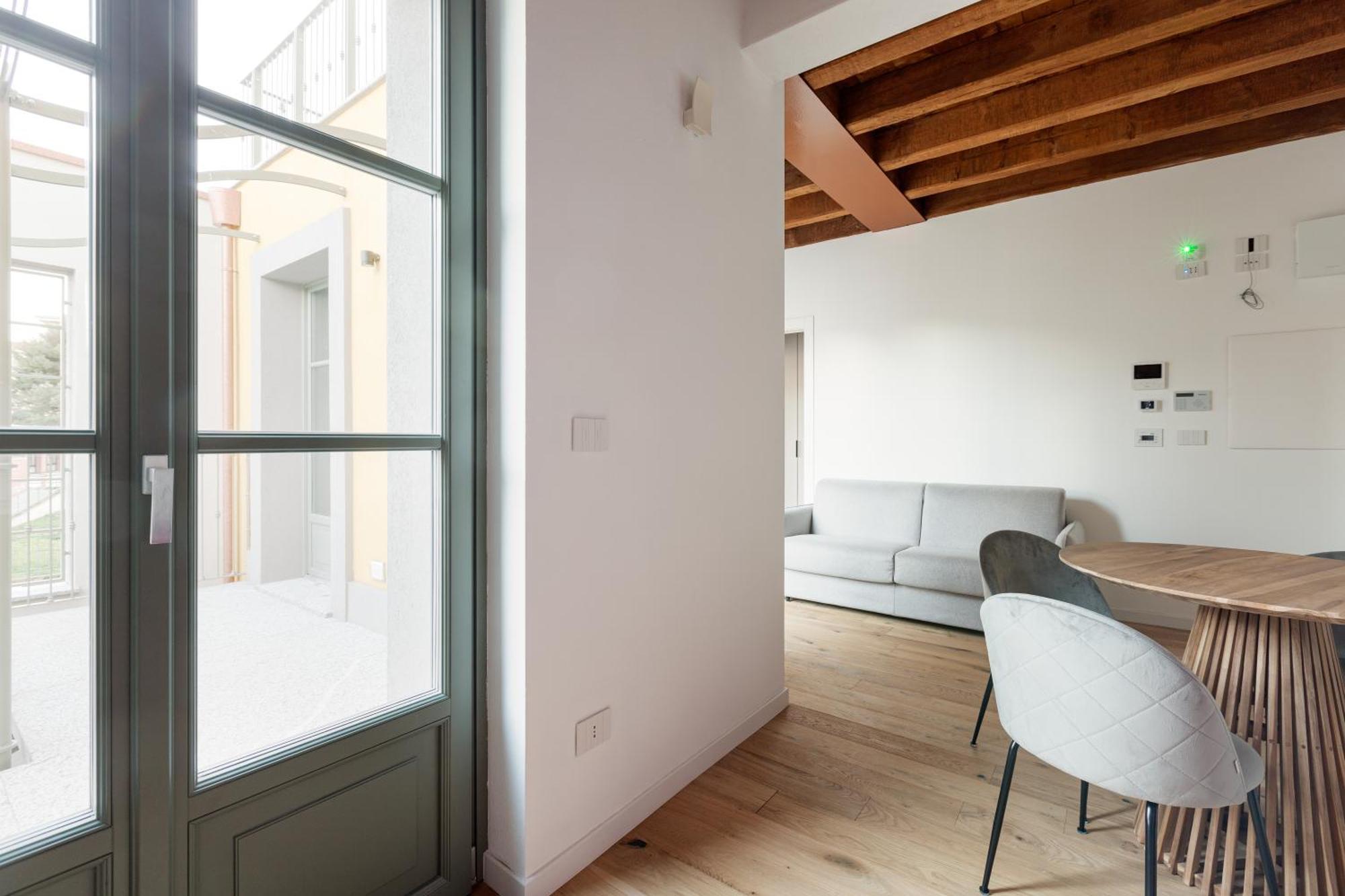 Apartment Guesthost - Modern In With Balcony