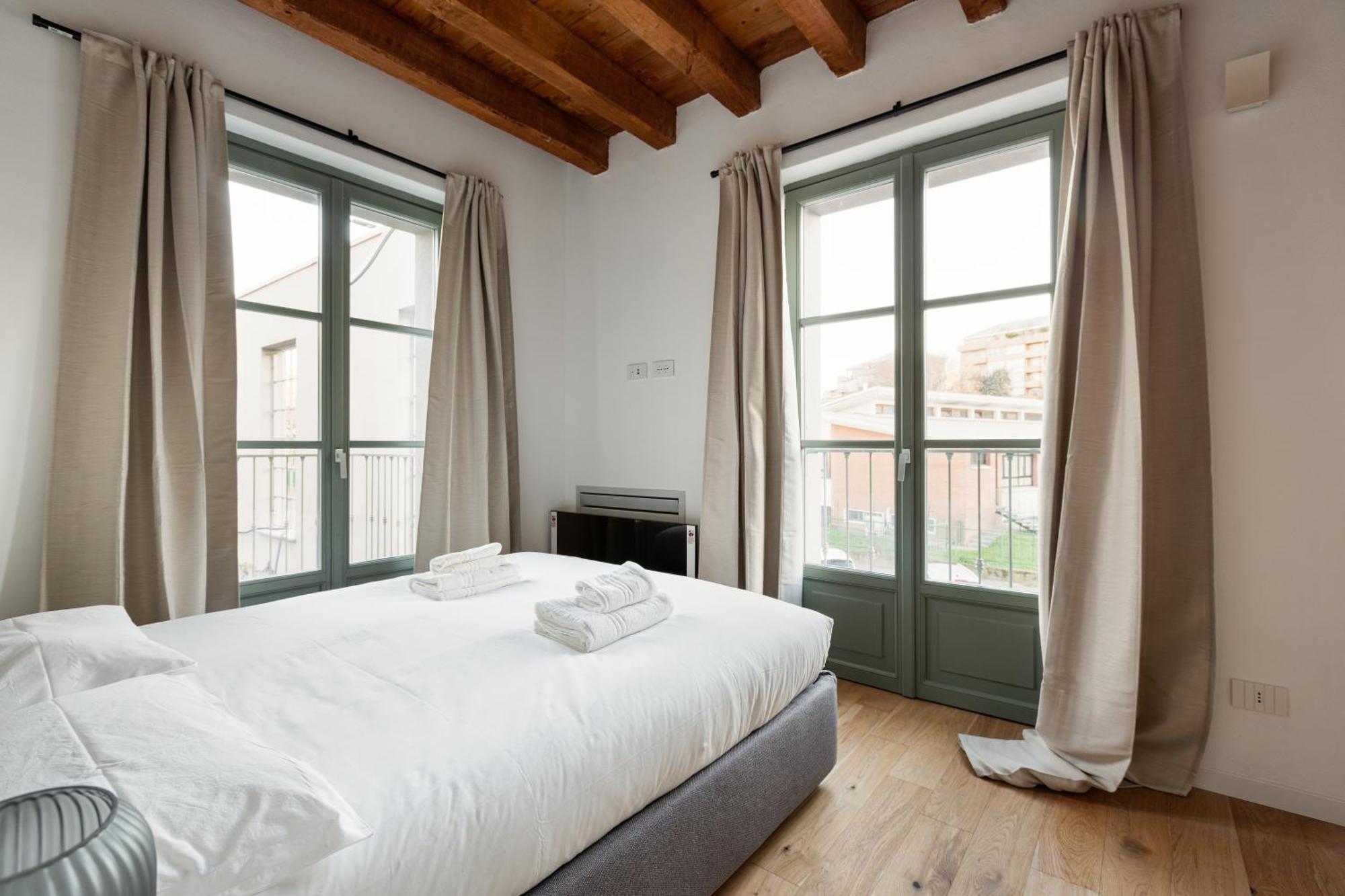 Guesthost - Modern In With Balcony Apartment