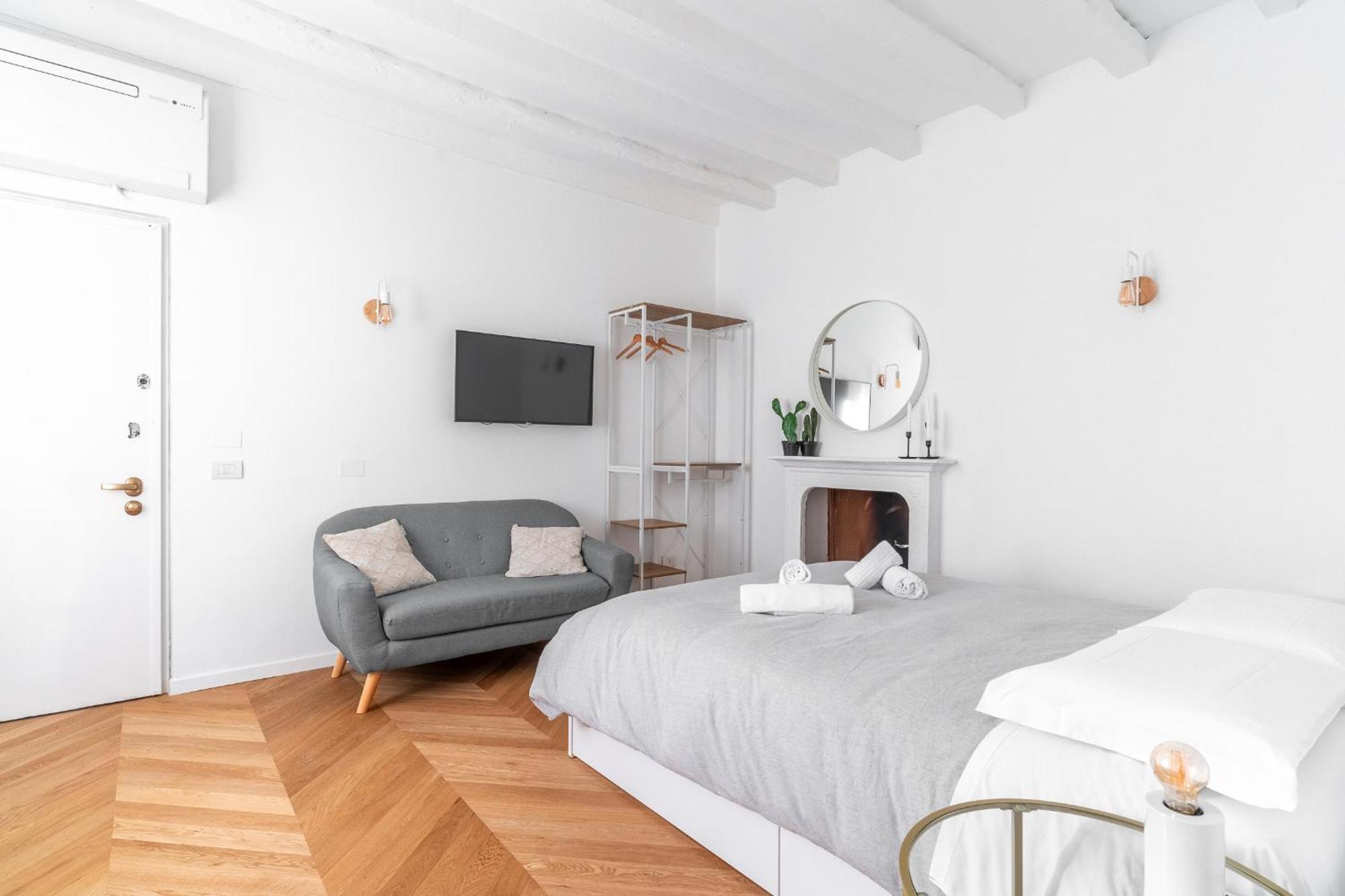 - Alzaia Naviglio Grande Apartment