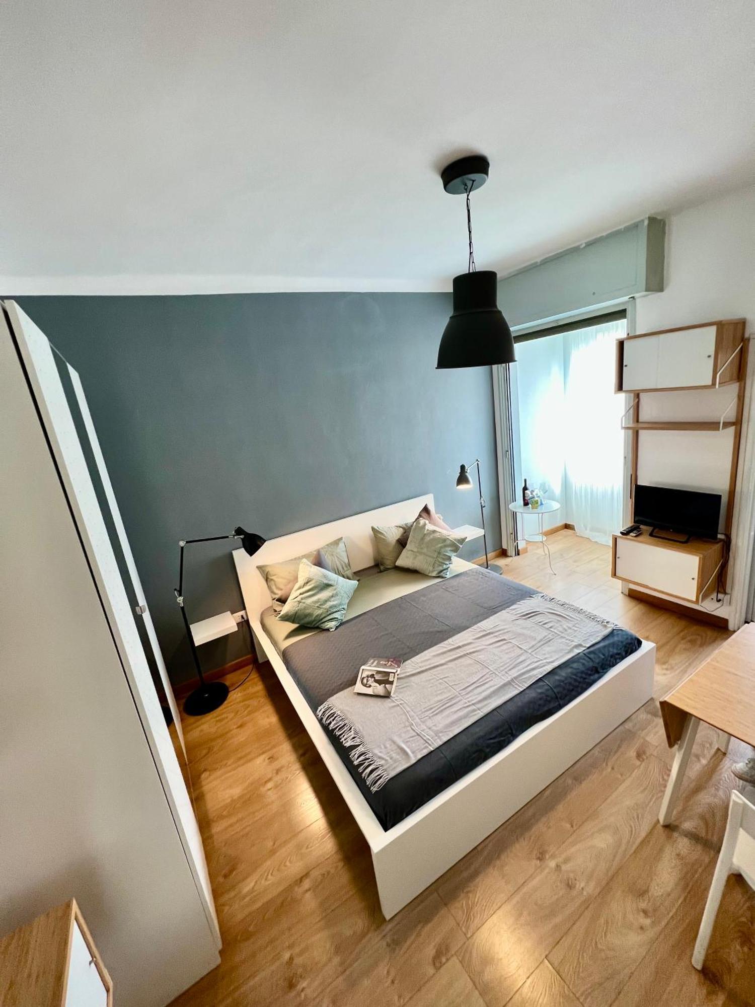 Cozy 3 Km Away From Duomo Apartment