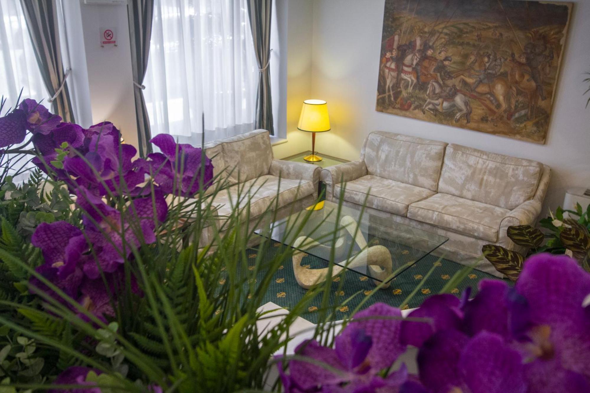 Flora Hotel 3*