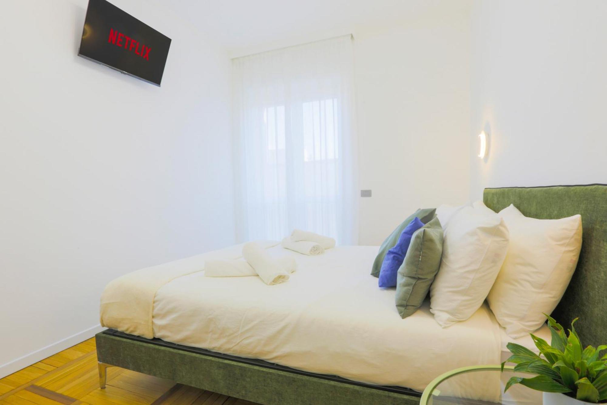 Private Luxury 5 Bedroom - Station Apartment *