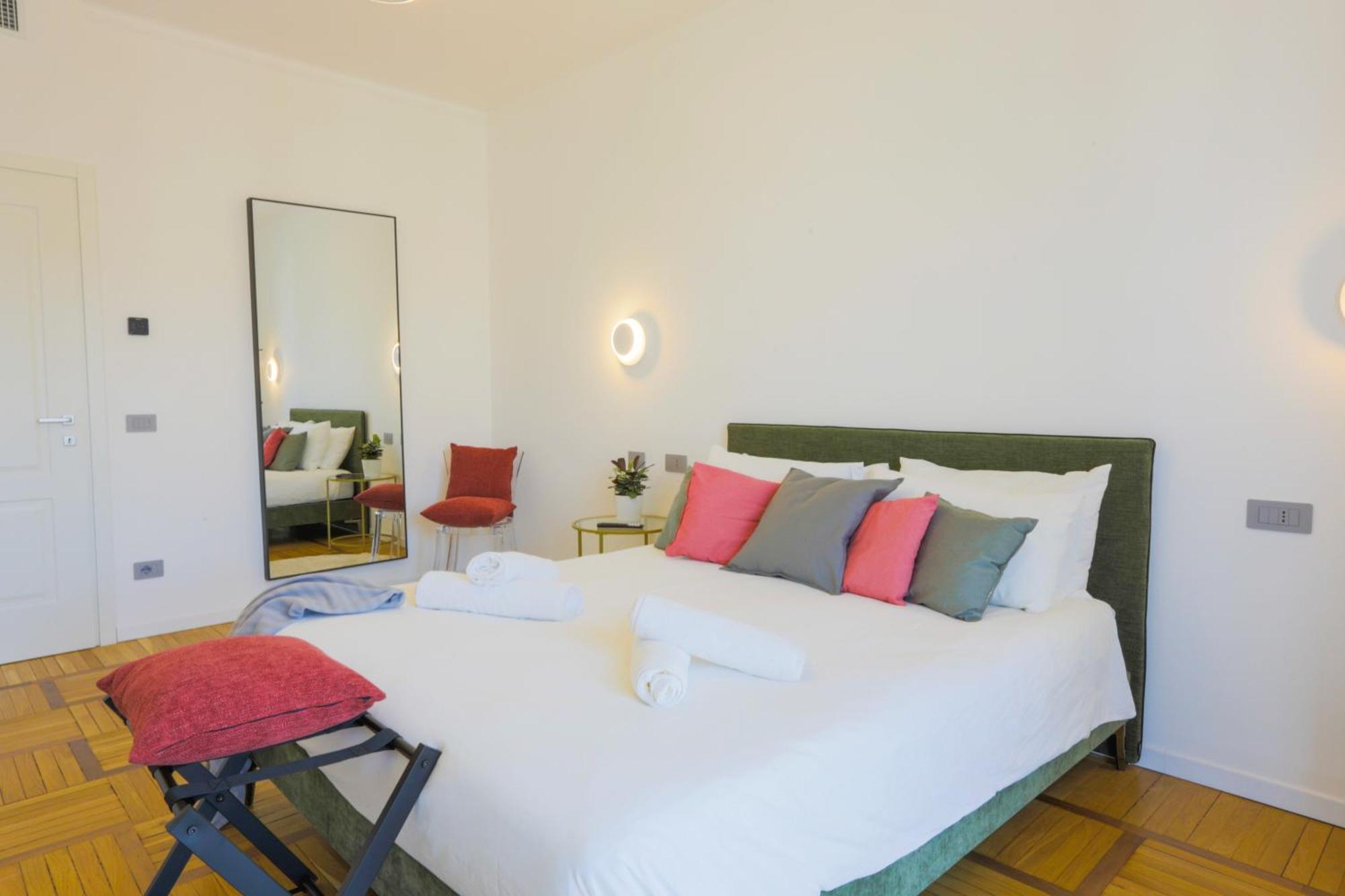 Private Luxury 5 Bedroom - Station
