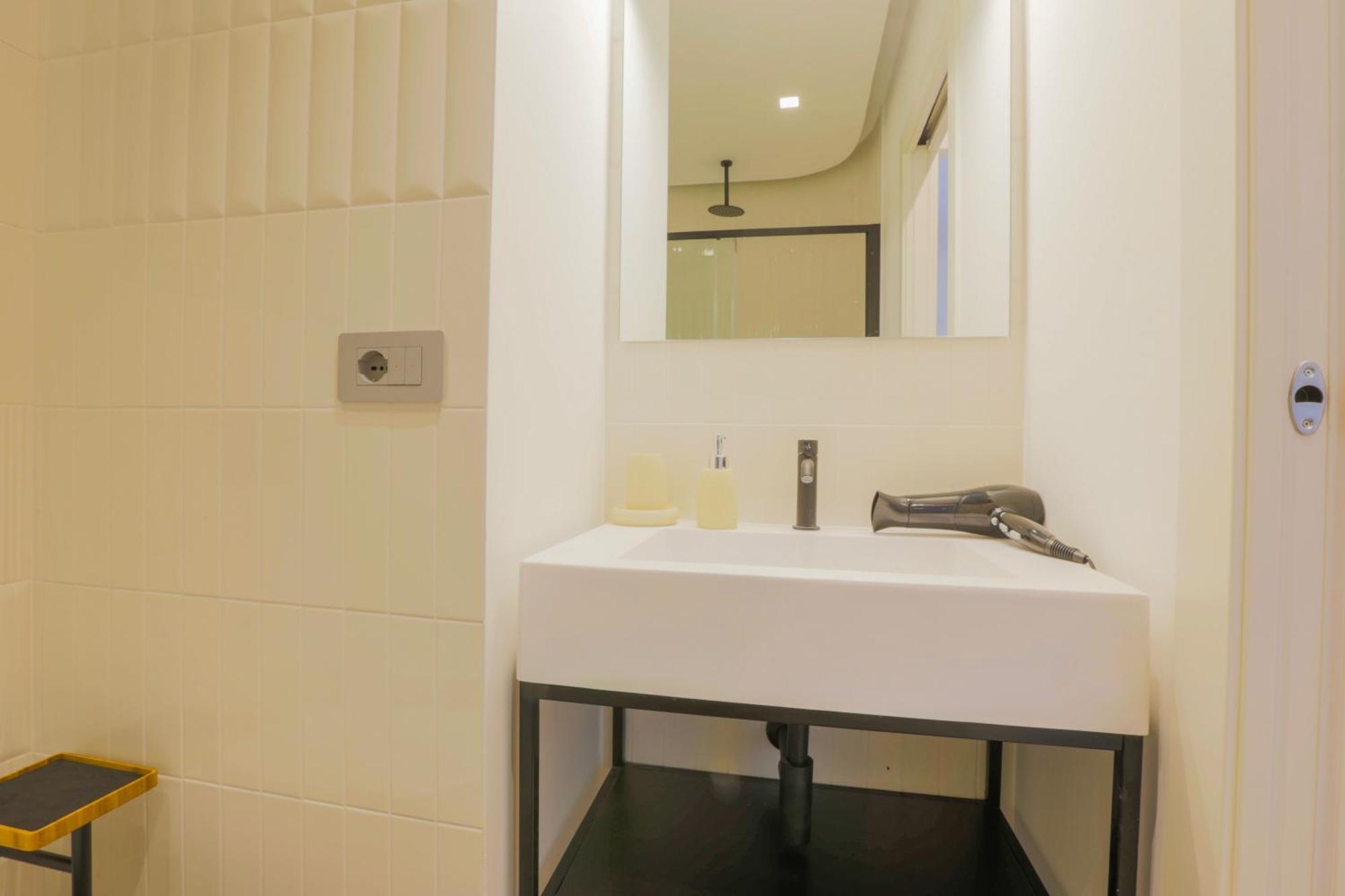 Private Luxury 5 Bedroom - Station Apartment