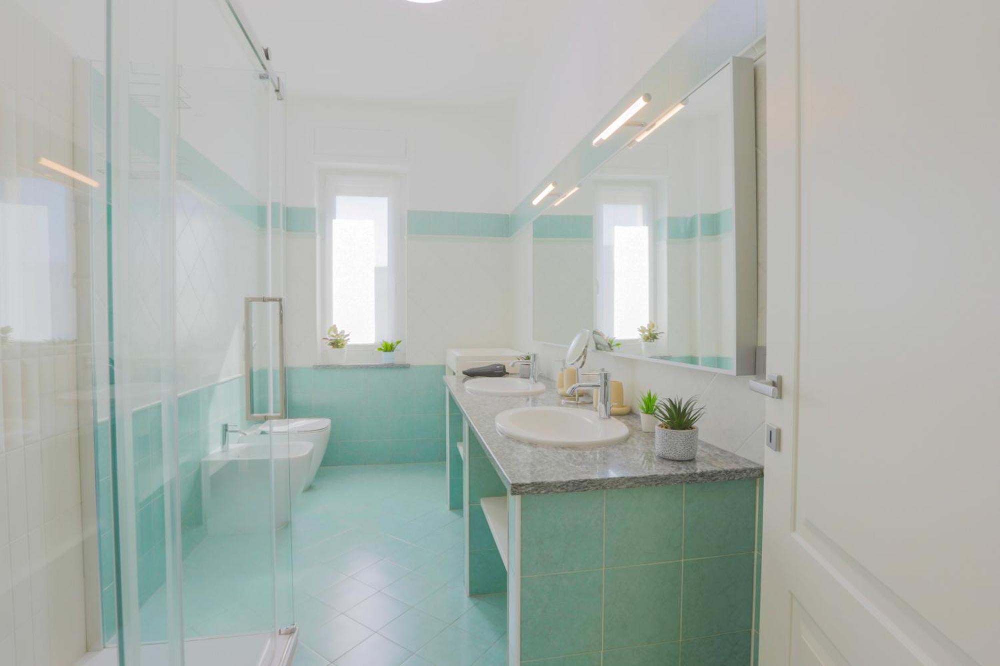 Private Luxury 5 Bedroom - Station Apartment