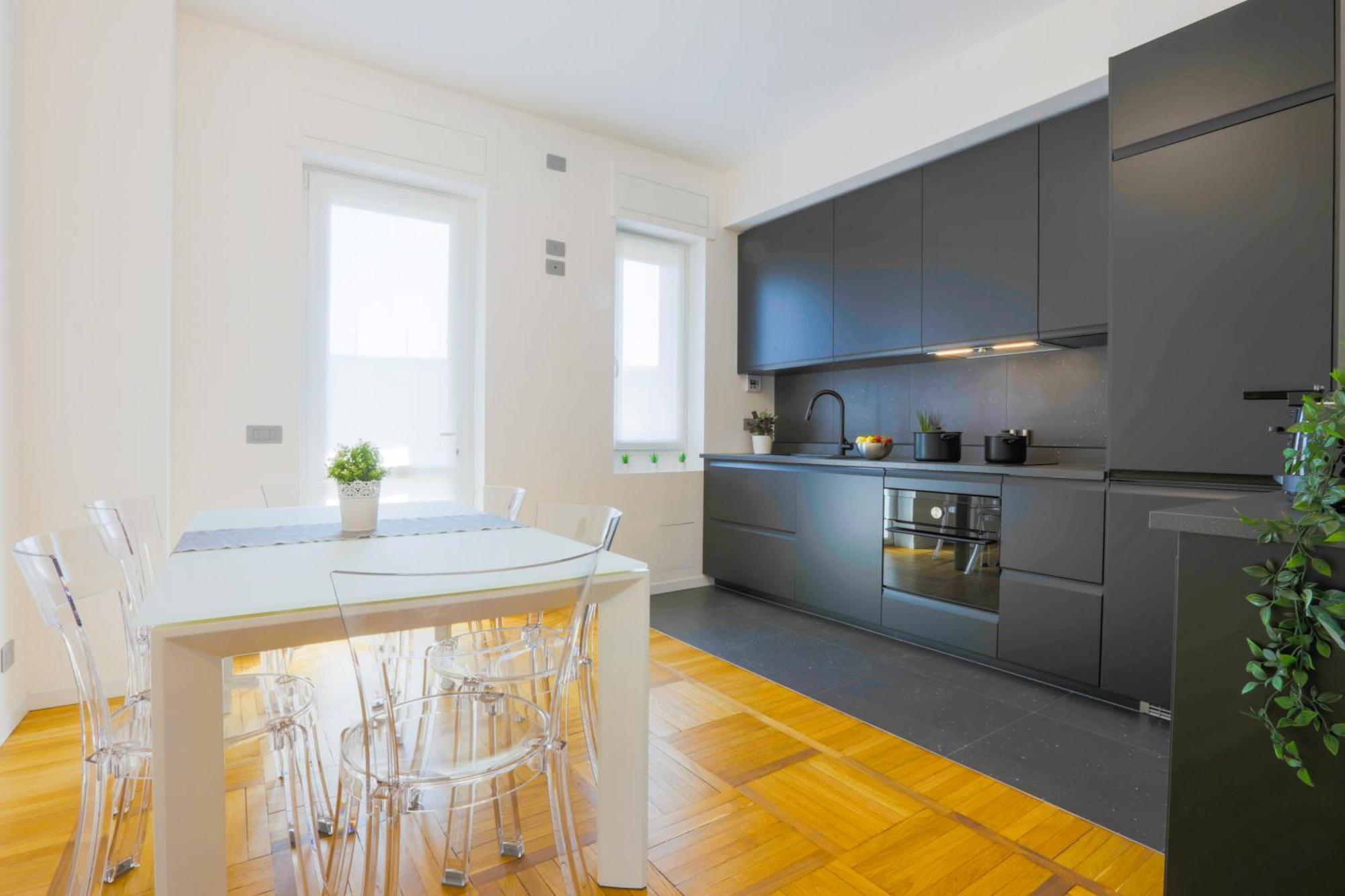 Private Luxury 5 Bedroom - Station Apartment