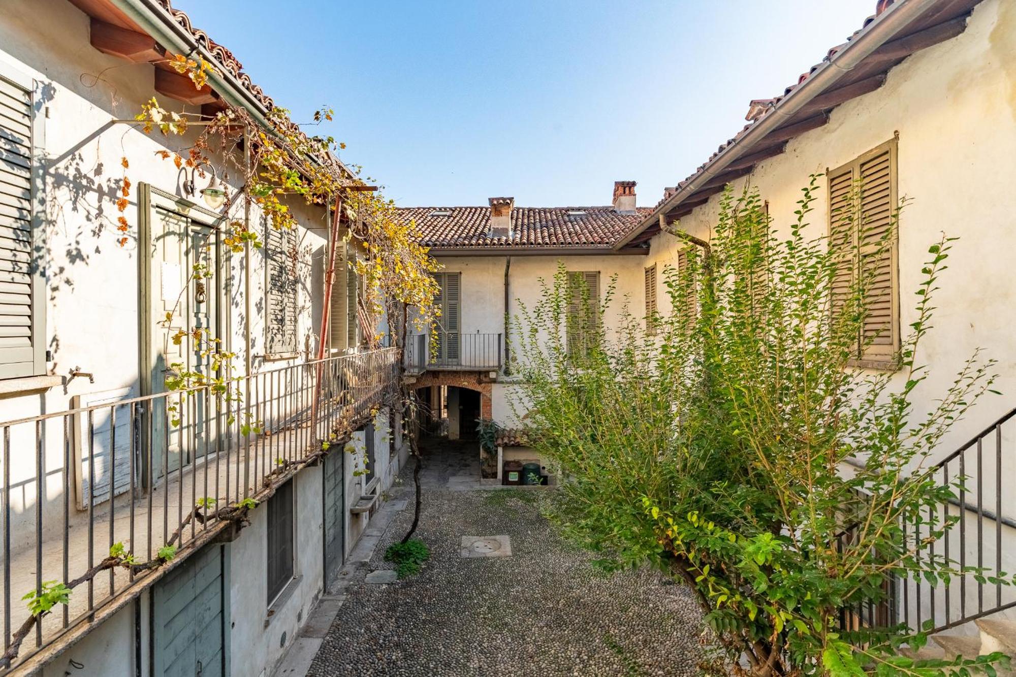 - Alzaia Naviglio Grande Apartment
