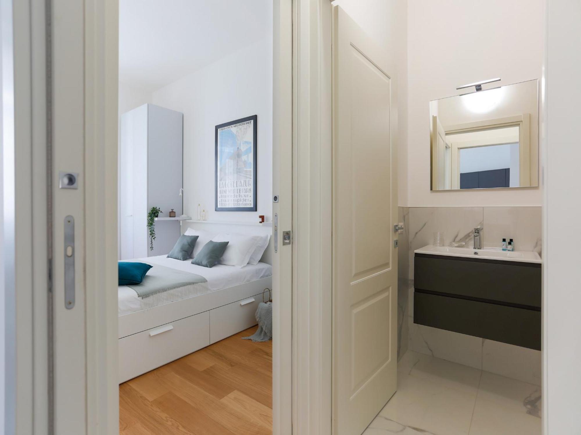 The Rent - Modern One Bedroom In San Babila Apartment Milan