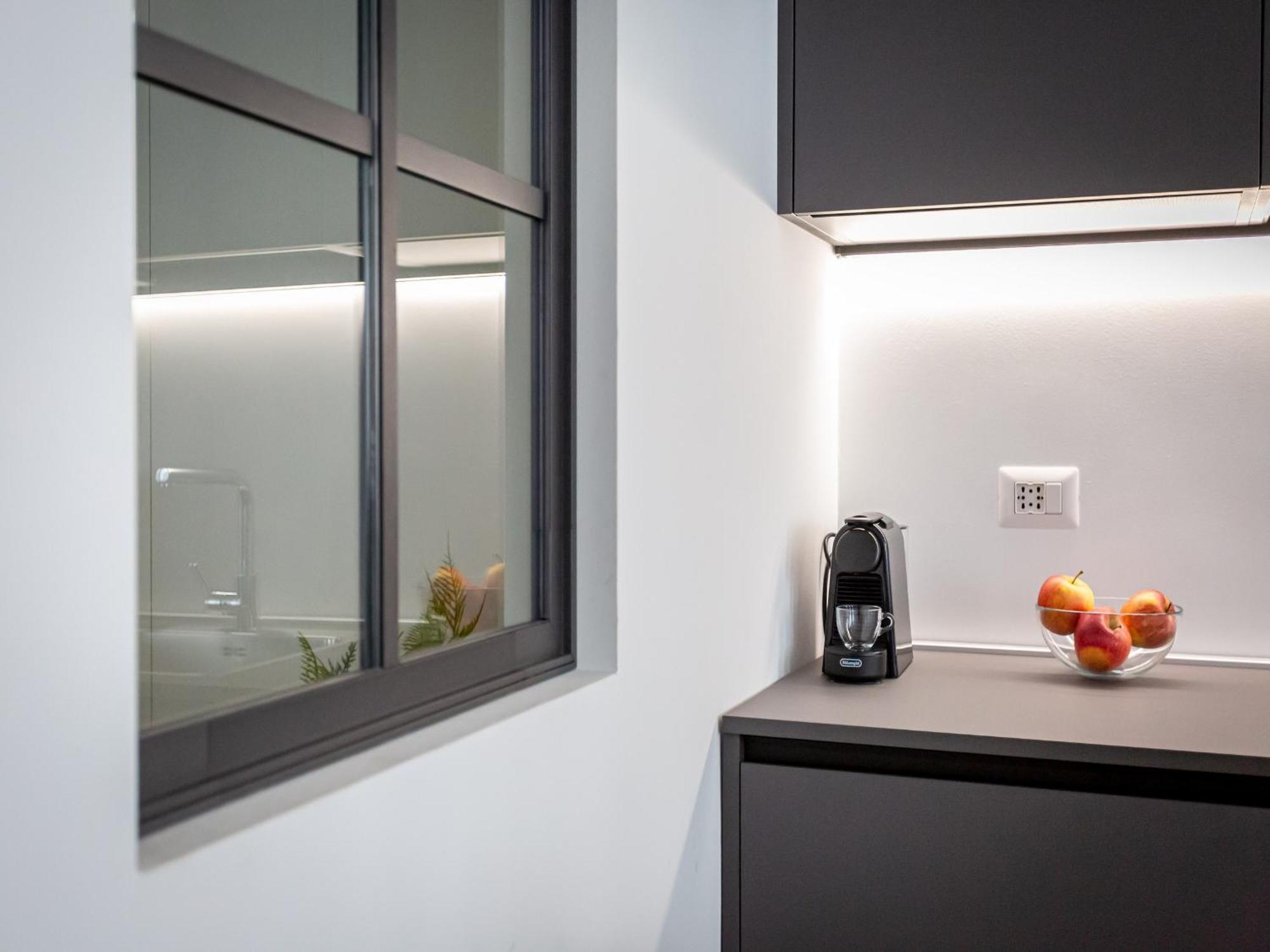 The Rent - Modern One Bedroom In San Babila Apartment Milan