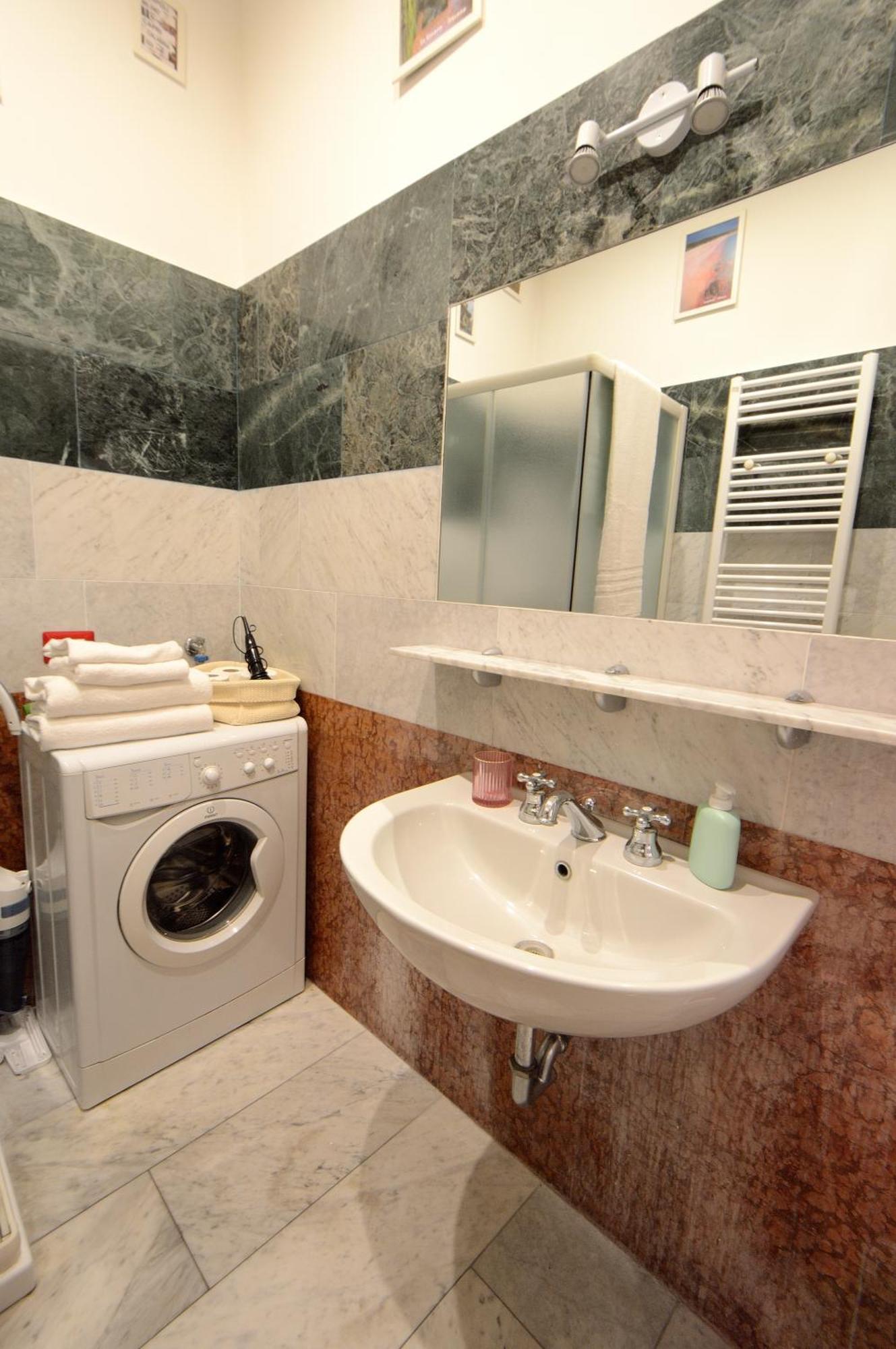 Apartment Bellissimo Mini A Tema Bandiera Italiana, Potente Wi-fi, 3 Linee Metropolitane Dietro Casa, Collegato Direttamente Con Aeroporto Di Malpensa E Rho Fiera *