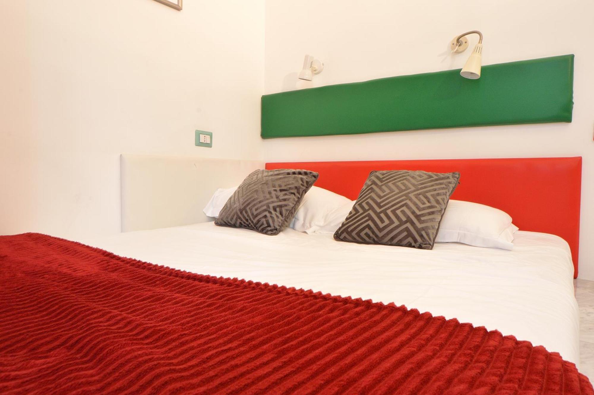 Bellissimo Mini A Tema Bandiera Italiana, Potente Wi-fi, 3 Linee Metropolitane Dietro Casa, Collegato Direttamente Con Aeroporto Di Malpensa E Rho Fiera Mailand