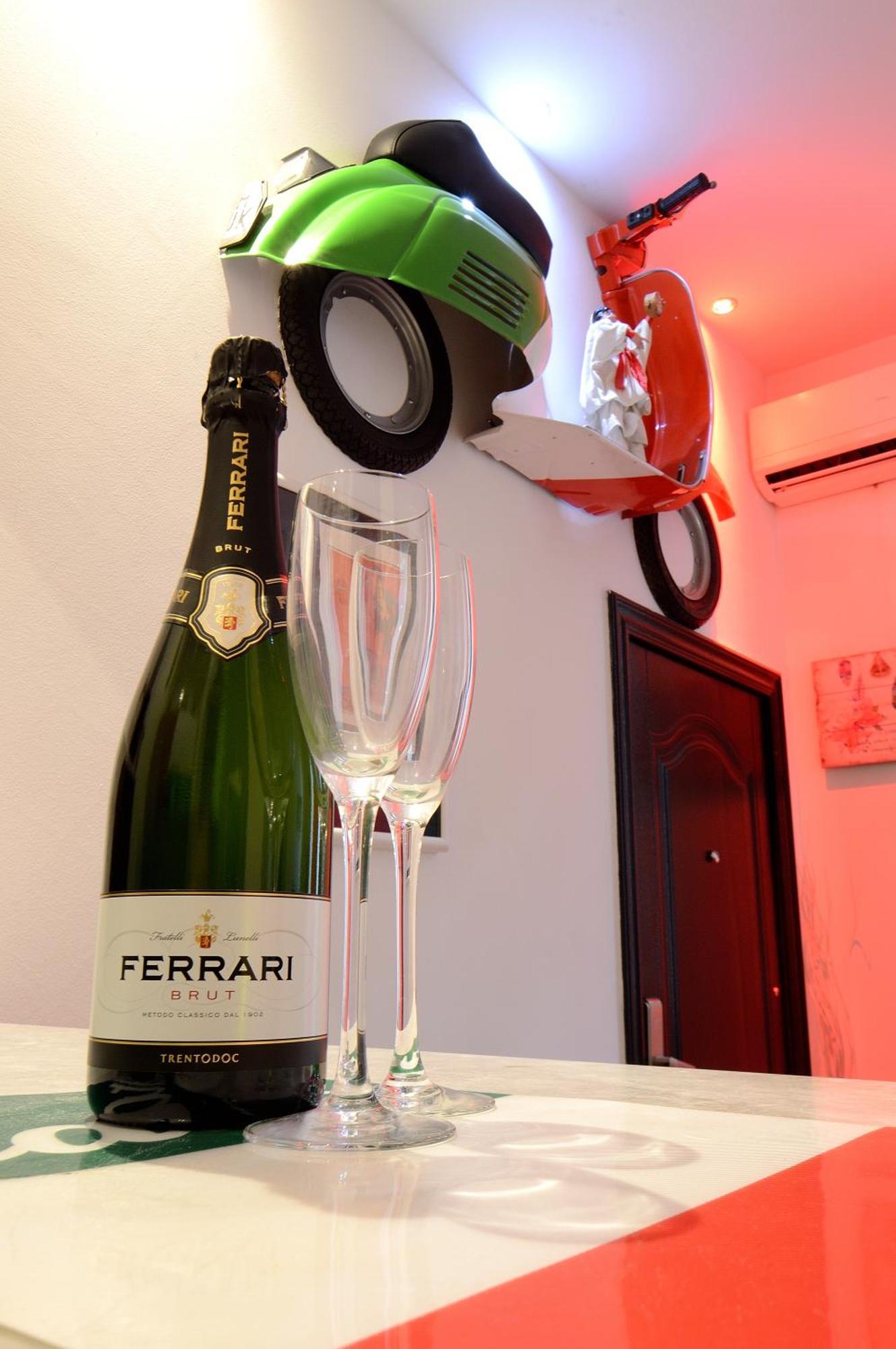 Apartment Bellissimo Mini A Tema Bandiera Italiana, Potente Wi-fi, 3 Linee Metropolitane Dietro Casa, Collegato Direttamente Con Aeroporto Di Malpensa E Rho Fiera