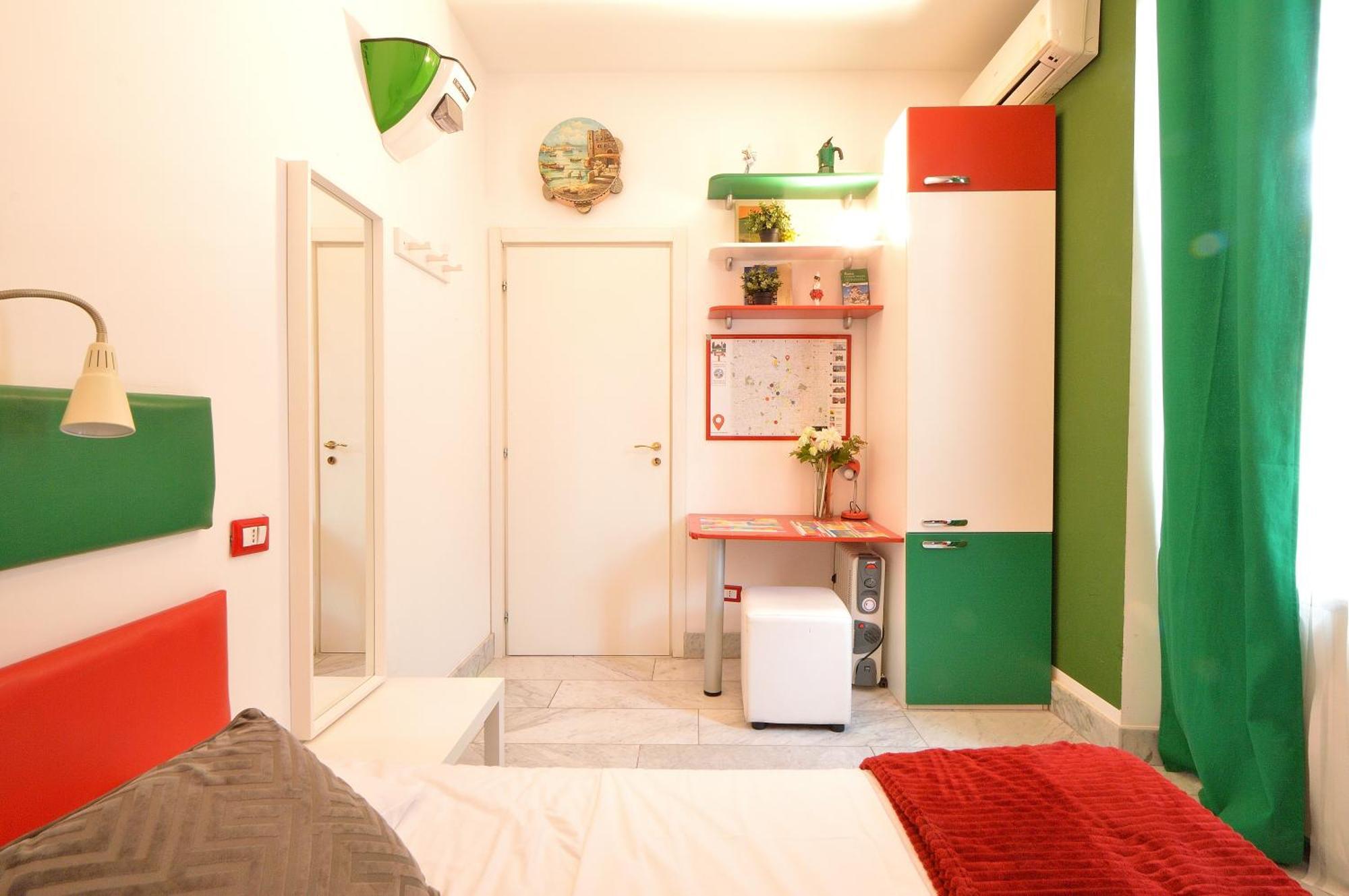 Apartment Bellissimo Mini A Tema Bandiera Italiana, Potente Wi-fi, 3 Linee Metropolitane Dietro Casa, Collegato Direttamente Con Aeroporto Di Malpensa E Rho Fiera *