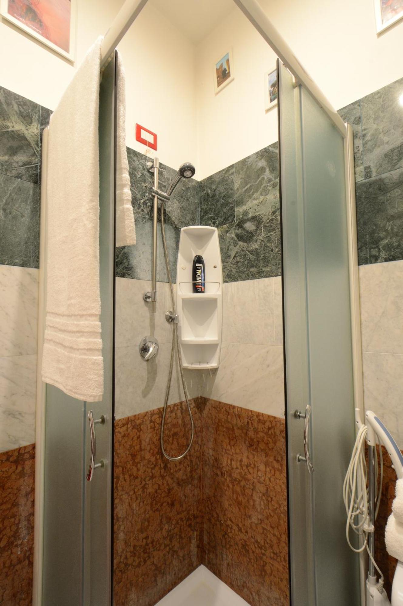 Apartment Bellissimo Mini A Tema Bandiera Italiana, Potente Wi-fi, 3 Linee Metropolitane Dietro Casa, Collegato Direttamente Con Aeroporto Di Malpensa E Rho Fiera