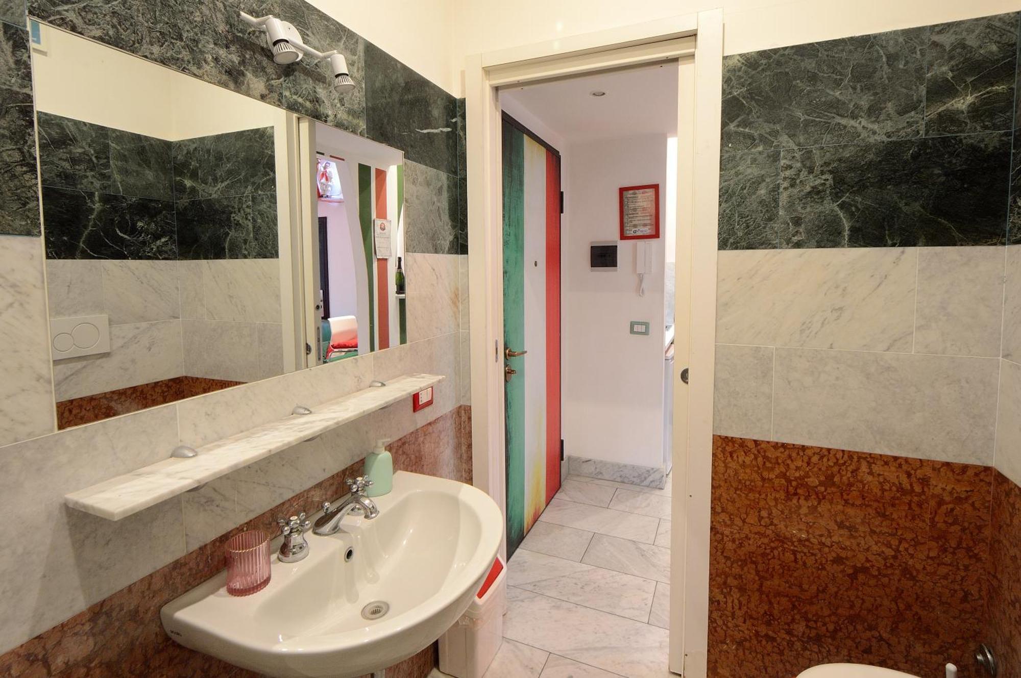 Bellissimo Mini A Tema Bandiera Italiana, Potente Wi-fi, 3 Linee Metropolitane Dietro Casa, Collegato Direttamente Con Aeroporto Di Malpensa E Rho Fiera * Mailand