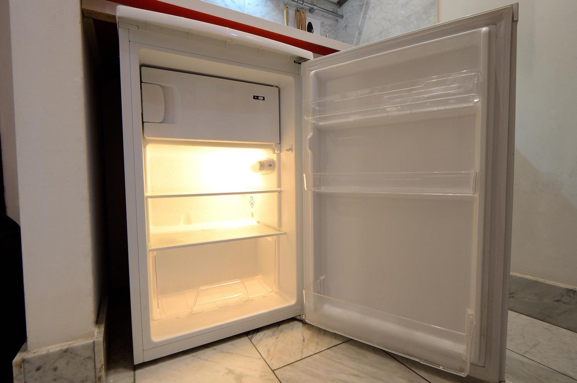 Apartment Bellissimo Mini A Tema Bandiera Italiana, Potente Wi-fi, 3 Linee Metropolitane Dietro Casa, Collegato Direttamente Con Aeroporto Di Malpensa E Rho Fiera *