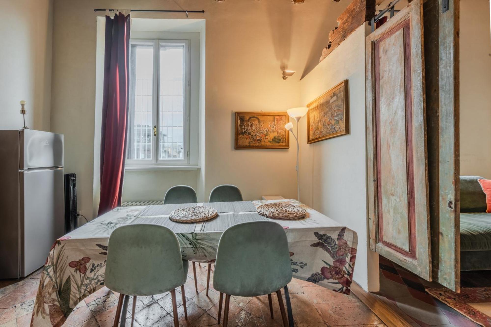Porta Garibaldi Antique Charm *