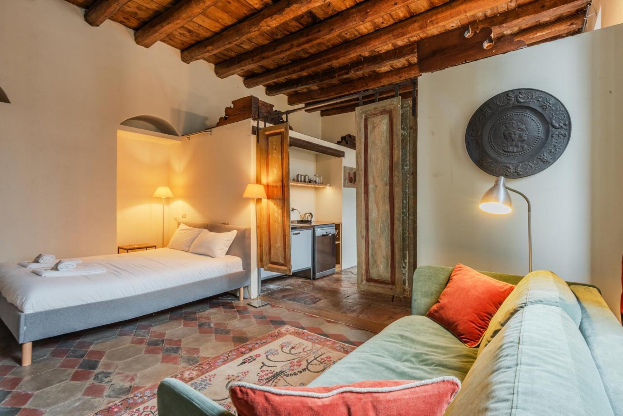 Porta Garibaldi Antique Charm