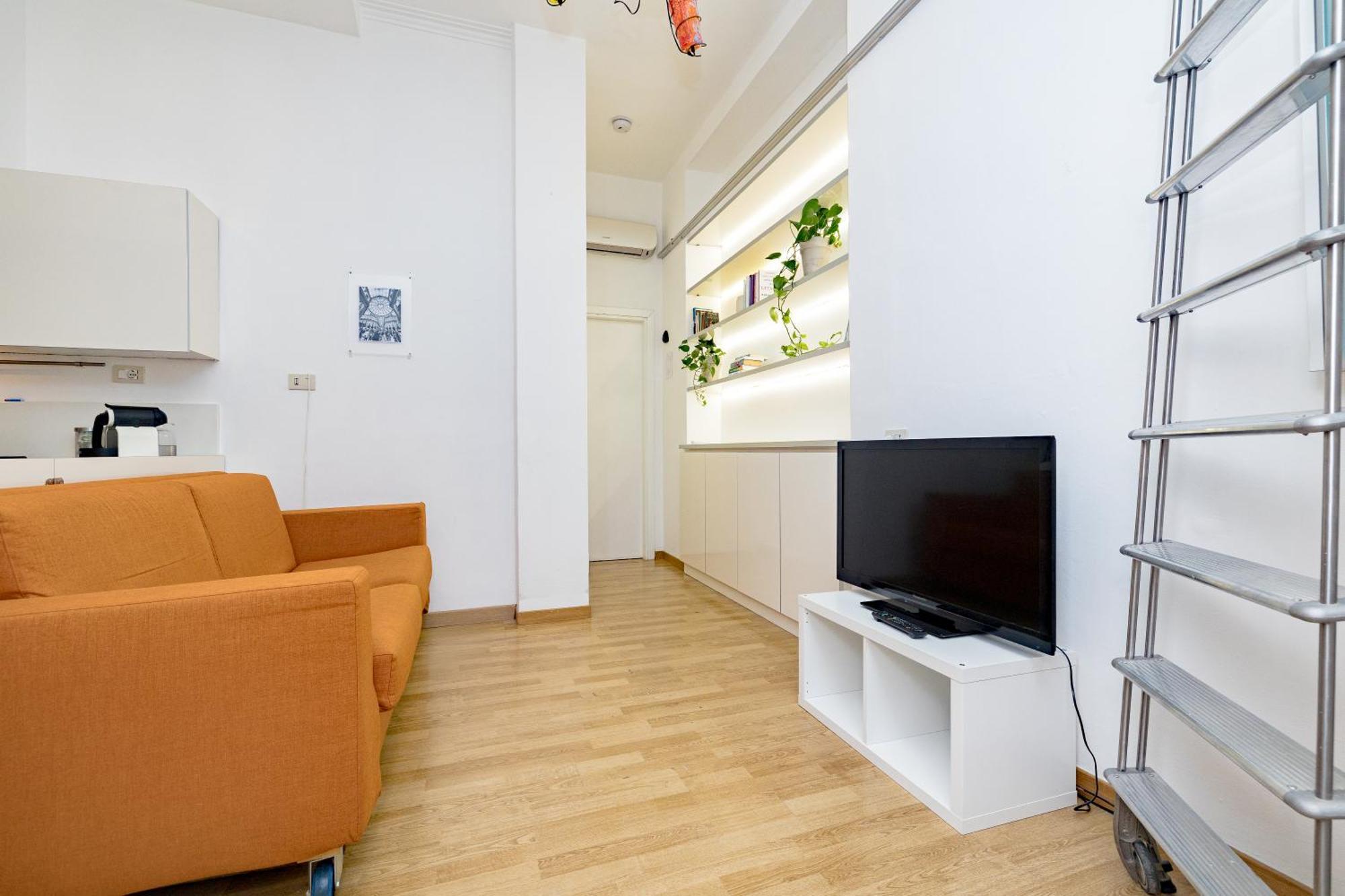 Minimal Near Bocconi Apartment *