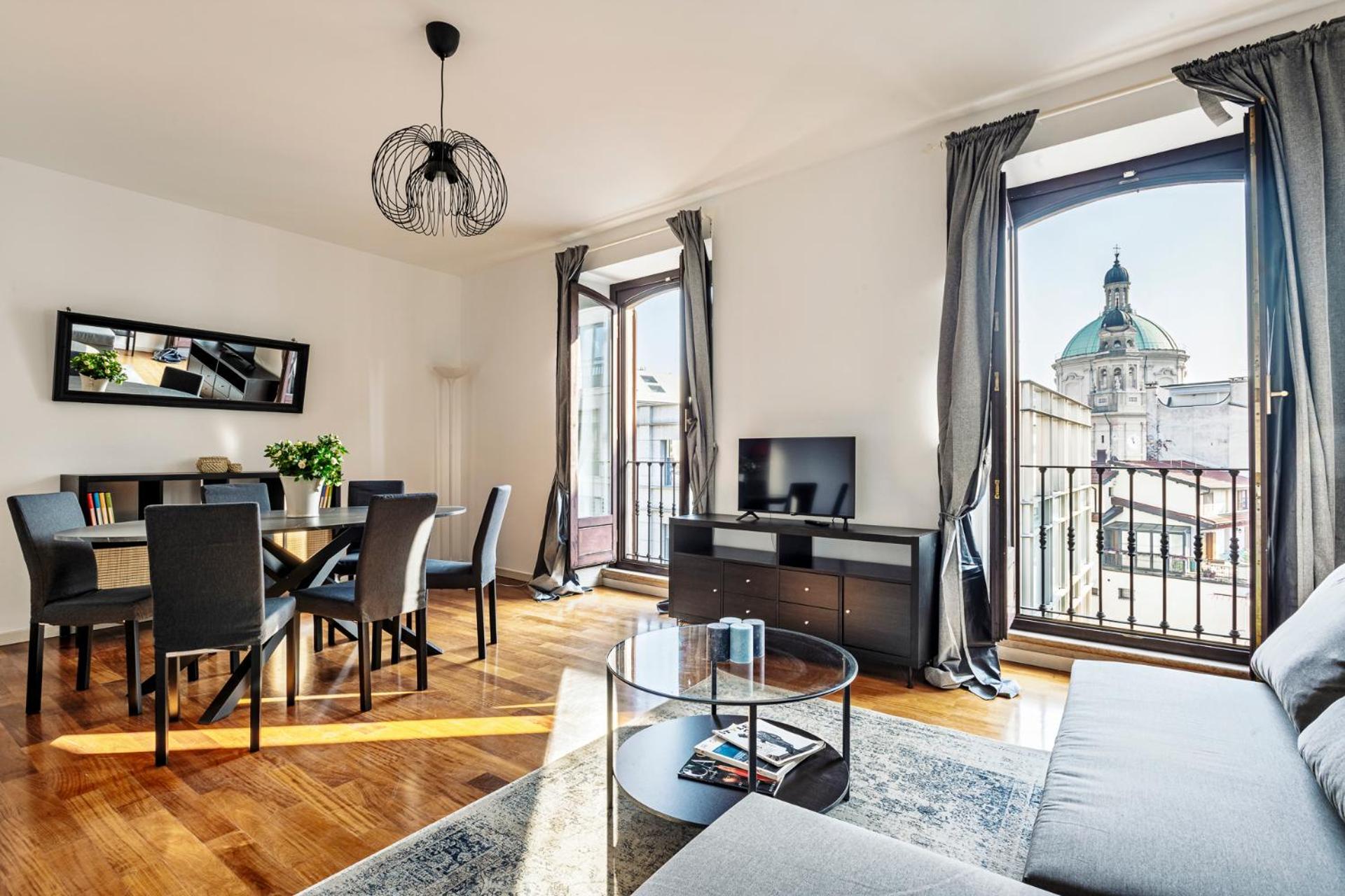 Elegant 2 Bedrooms Near Duomo Apartment *